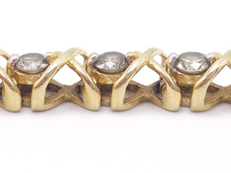 lot 11 image: Exquisite 4 CT Diamond Tennis Bracelet in 14k Yellow Gold