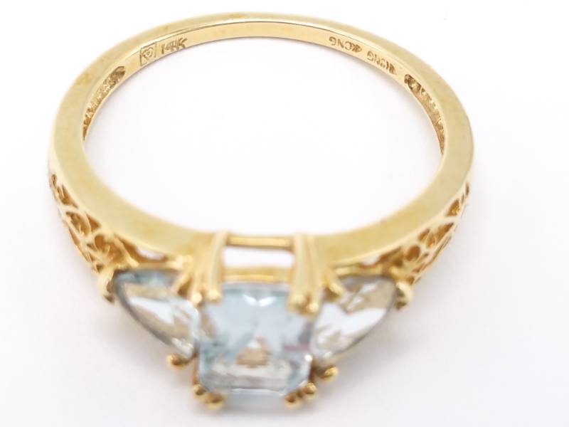 lot 13 image: Lovely Aqua Estate Ring in 14k Yellow Gold