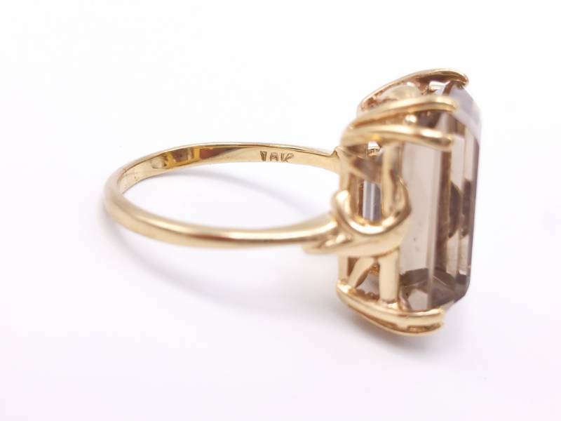lot 27 image: Big, Beautiful Smoky Quartz Estate Ring in 10k Yellow Gold
