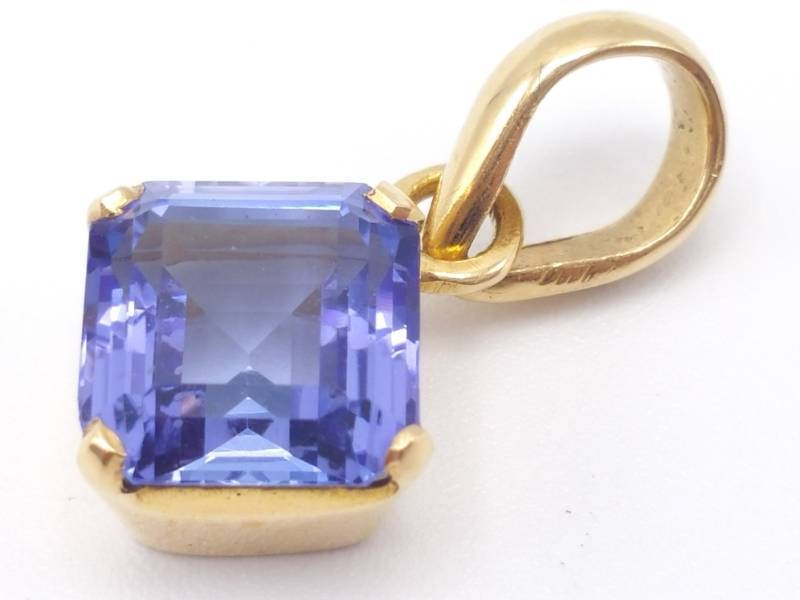 lot 24C image: Gorgeous Tanzanite Estate Pendant in 14k Yellow Gold