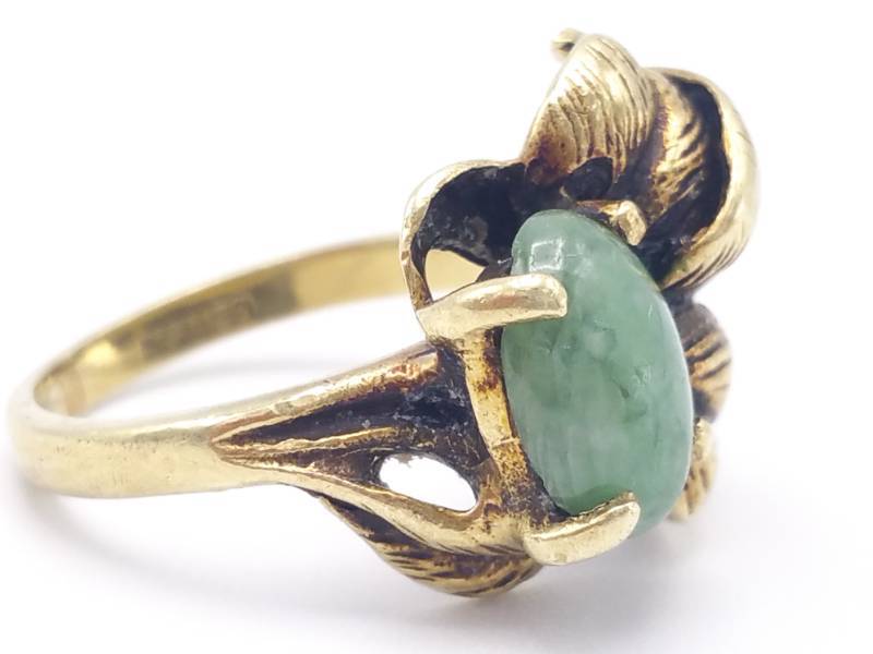 lot 33 image: Vintage 14k Yellow Gold Jade Estate Ring
