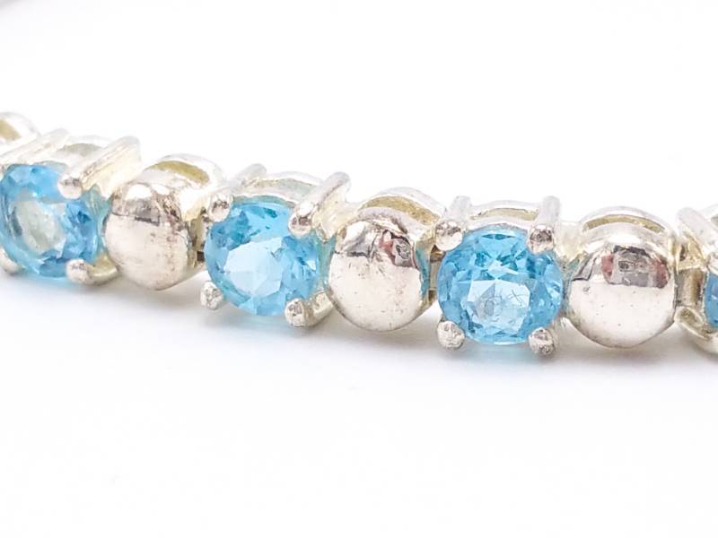 lot 46 image: Beautiful Swiss Blue Topaz Estate Bracelet in Sterling Silver