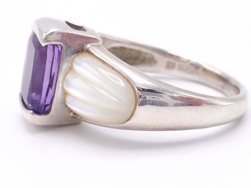 lot 48 image: Lovely Amethyst and (Possibly) Selenite Estate Ring in Sterling Silver