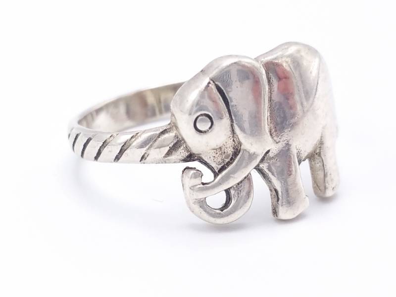 lot 58 image: Single Elephant Motif Sterling Silver Estate Ring