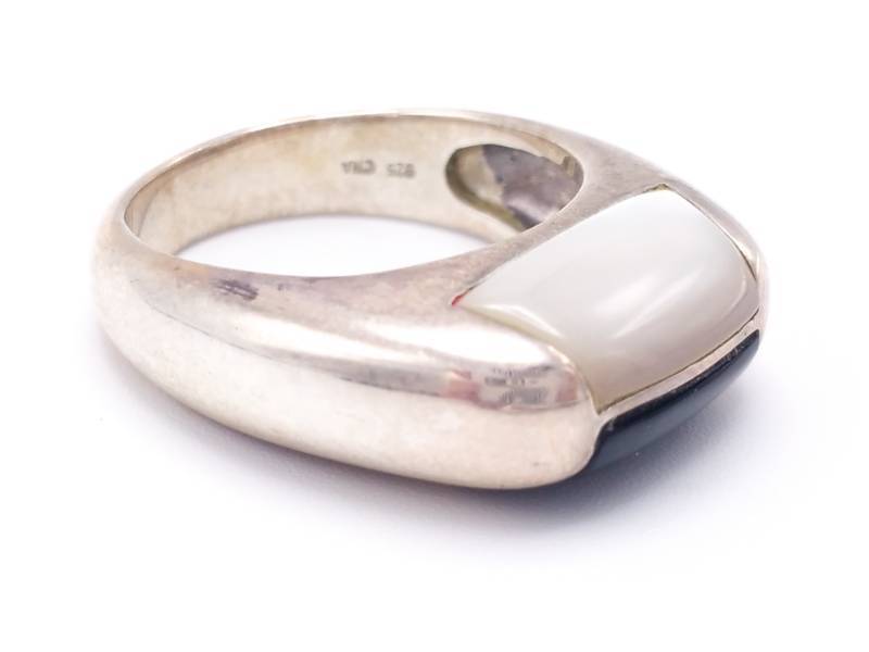 lot 63 image: Beautiful Ladies Estate Ring in Sterling Silver