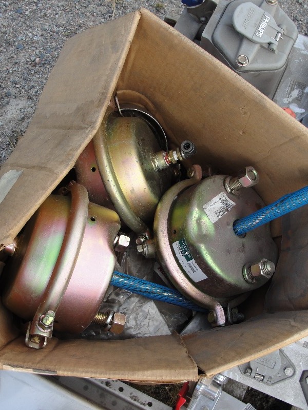 lot 28 image: MISC. TRAILER HOOK UPS  2 BALL VALVE  AIR BRAKE CANS