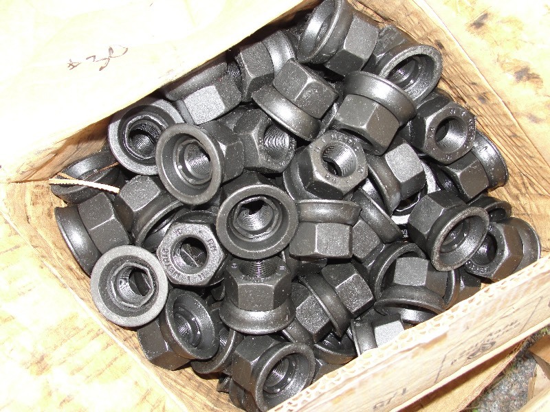lot 30 image: MISC. TRCK WHEEL LUGNUTS