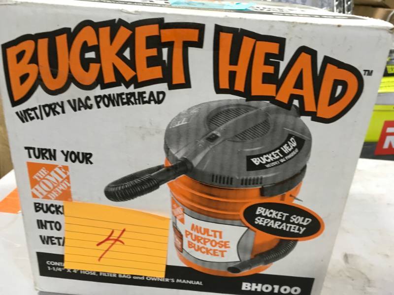 lot 4 image: Bucket Head 5 Gal. 1.75-Peak HP Wet Dry Vac WORKS ONE BROKEN LATCH