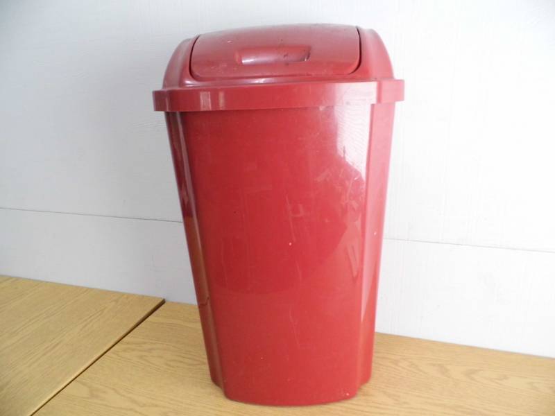 lot 10 image: Garbage Can