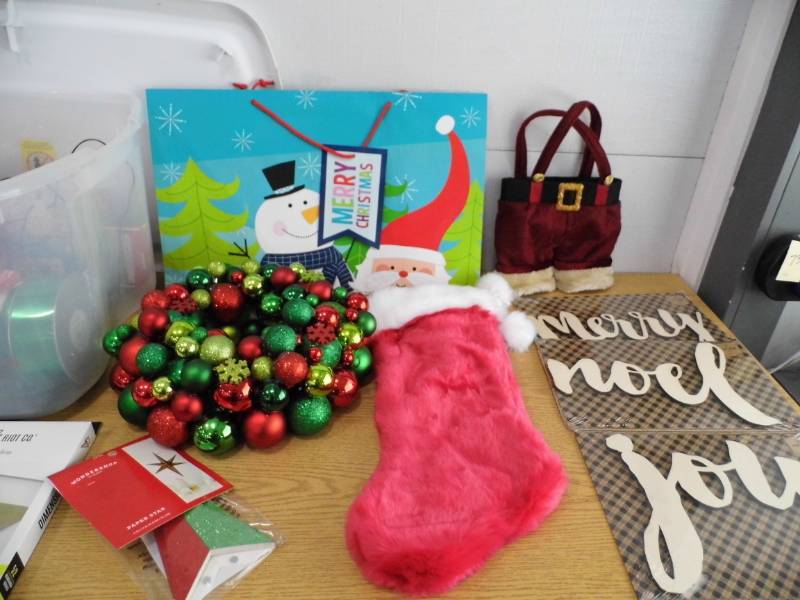 lot 16 image: Christmas w Tote