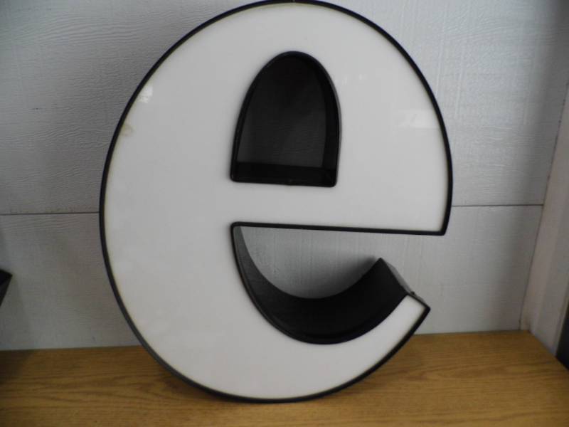 lot 51 image: LED Letter e