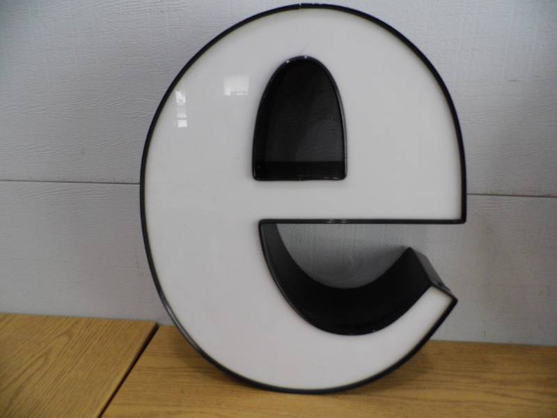 lot 52 image: LED Letter e