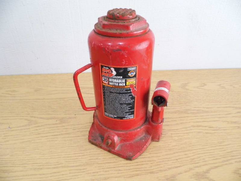 lot 55 image: Big Red Bottle Jack