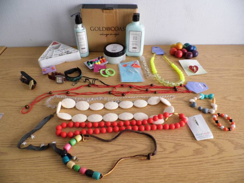lot 72 image: Jewelry - Lotion