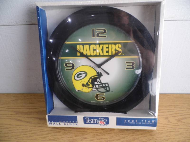 lot 77 image: Green Bay Packer Clock