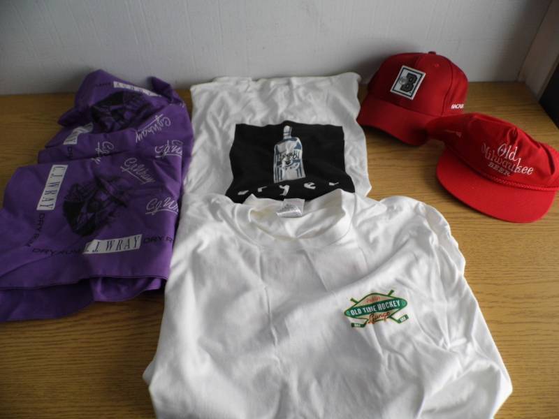 lot 94 image: Lot of 2 Hats - 2 T-Shirts - 2 Bandanas