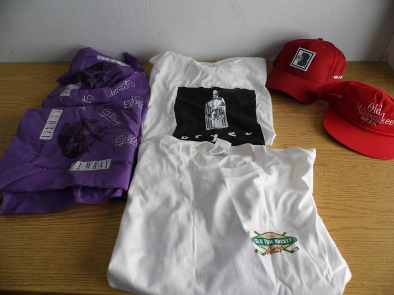 lot 95 image: Lot of 2 Hats - 2 T-Shirts - 2 Bandanas