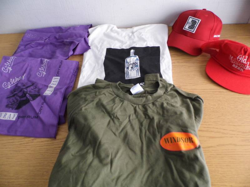 lot 96 image: Lot of 2 Hats - 2 T-Shirts - 2 Bandanas