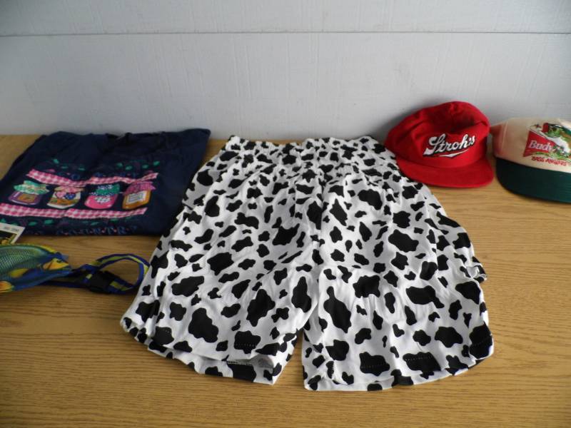 lot 97 image: Lot of 2 Hats - 2 Cow Boxers - Long Sleeve T
