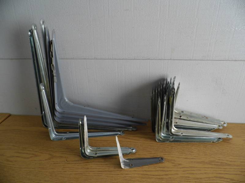 lot 98 image: Shelf Brackets