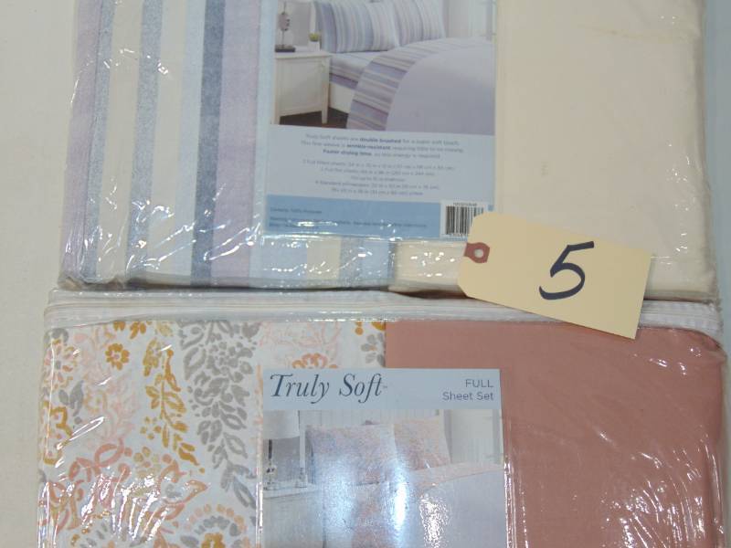 lot 5 image: 4 Full  sheet pillowcase sets
