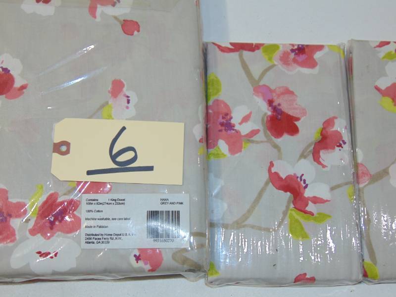 lot 6 image: King Duvet  Cover 2 pillowcase Covers