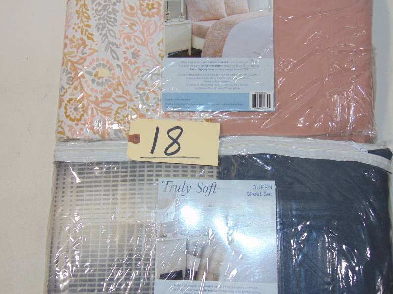 lot 18 image: 4 Queen  sheet pillowcase sets