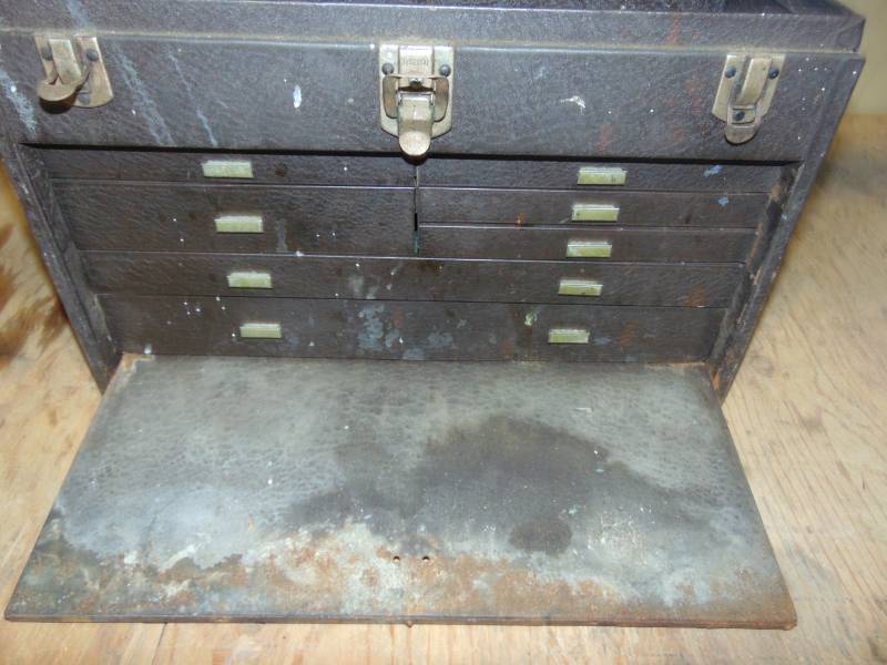 lot 9 image: Metal Tool Box