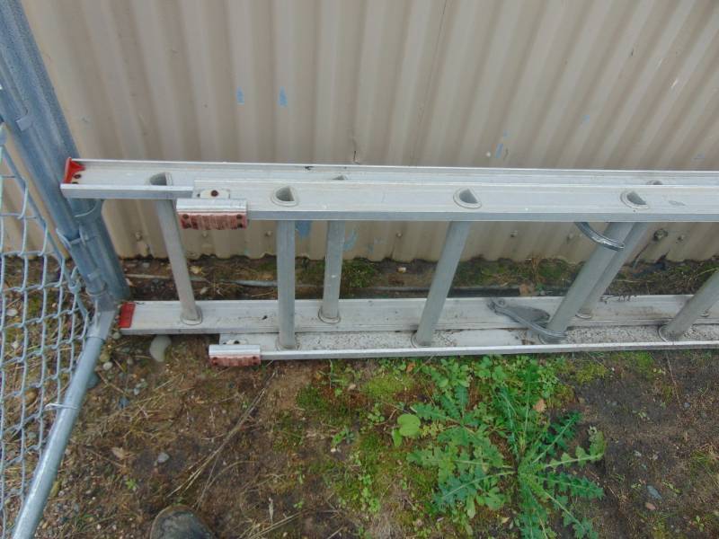 lot 94 image: Werner 32 Aluminum Extension Ladder