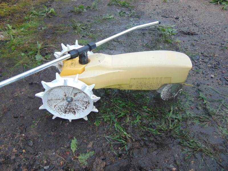 lot 98 image: Tractor Lawn Sprinkler