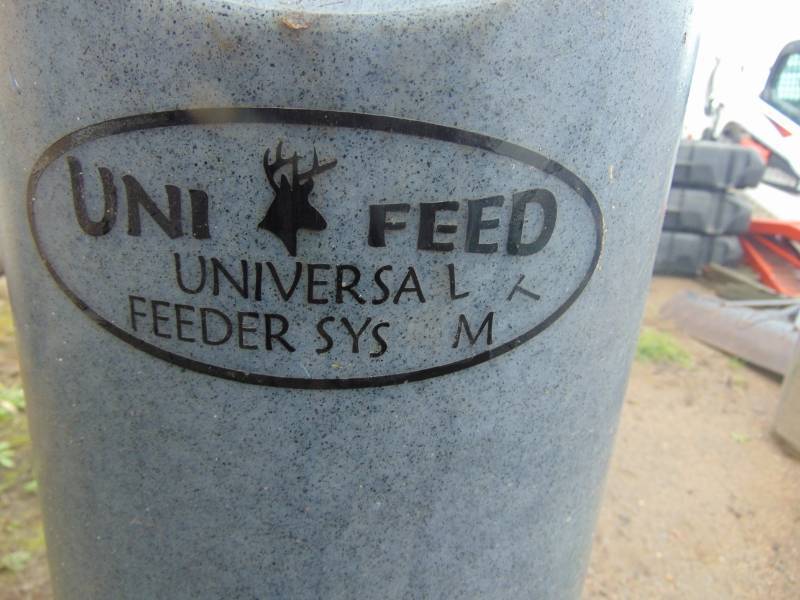 lot 104 image: Utility Poultry Feeder