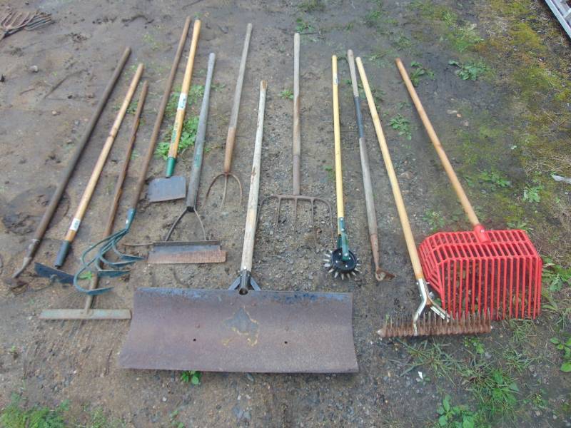 lot 106 image: Lot of Yard Tools