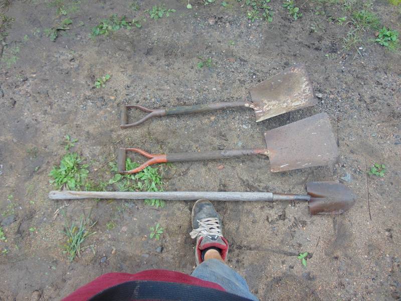 lot 109 image: (3) Shovels