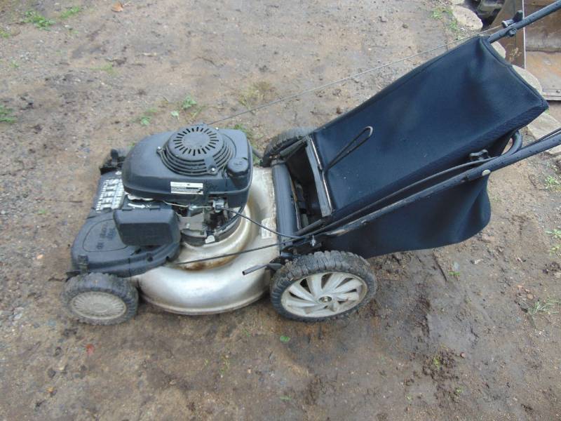 lot 118 image: MTD Push 21 Lawn Mower