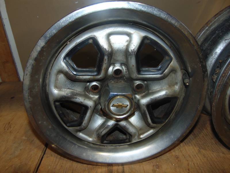 lot 124 image: (2) Chevy Rims