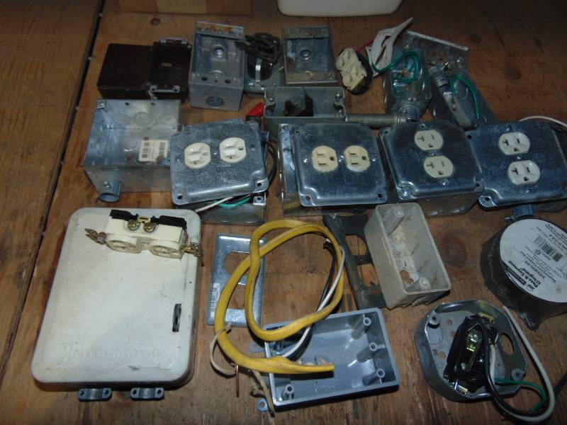 lot 148 image: Lot of Electrical Outlets