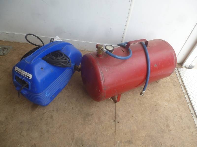 lot 15 image: Portable Air Tank & Air Compressor