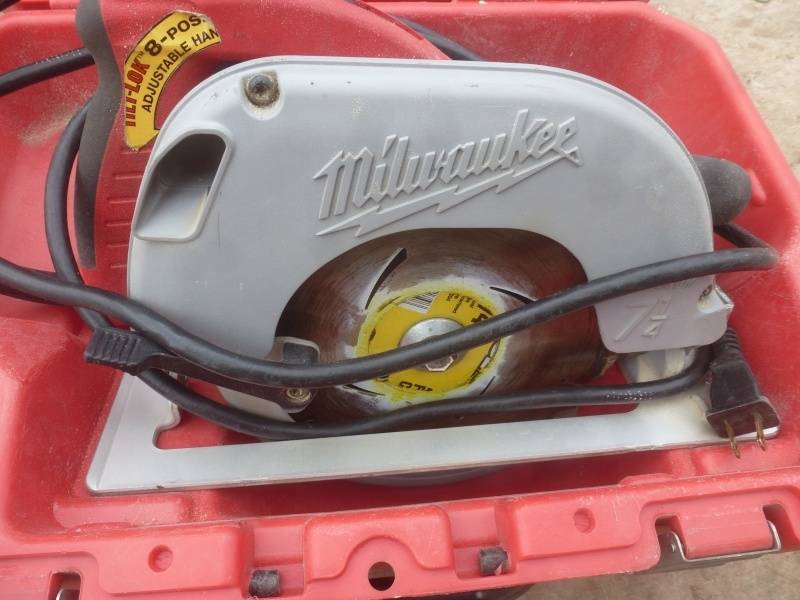 lot 20 image: Milwaukee Circular Saw