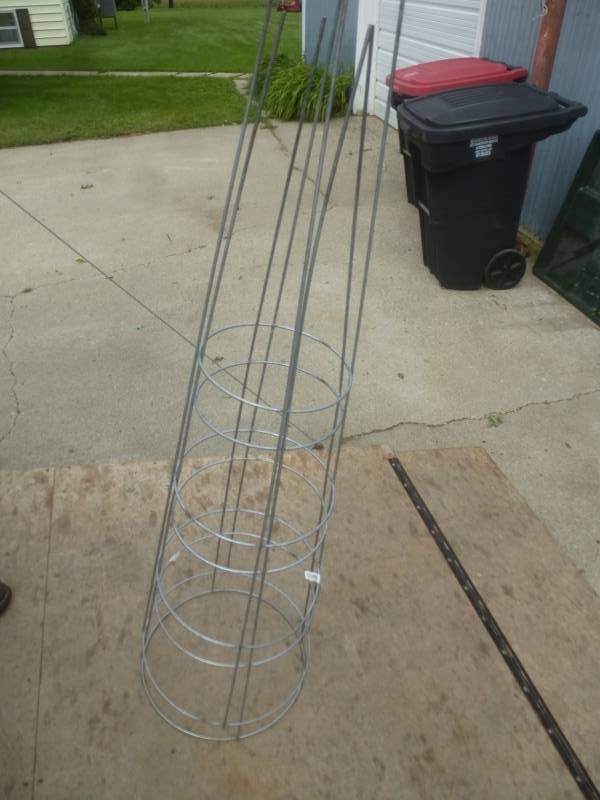 lot 26 image: Tomato Plant Stands