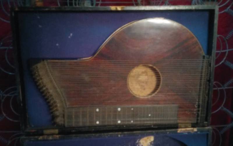 lot 3 image: Vintage ZitherAutoharp Musical Instrument With Case