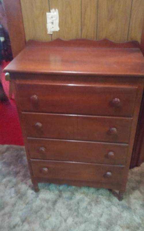 lot 4 image: Vintage 4-Drawer Dresser 30x17x42