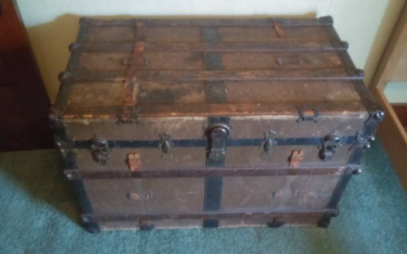 lot 5 image: Vintage Trunk From Batz Kroening & Co.