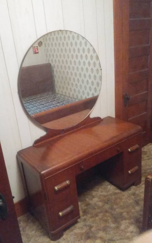 lot 7 image: Vintage Bedroom Furniture