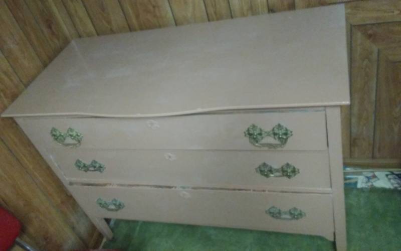 lot 31 image: Vintage 3-Drawer Dresser (48x23x36) With Mirror