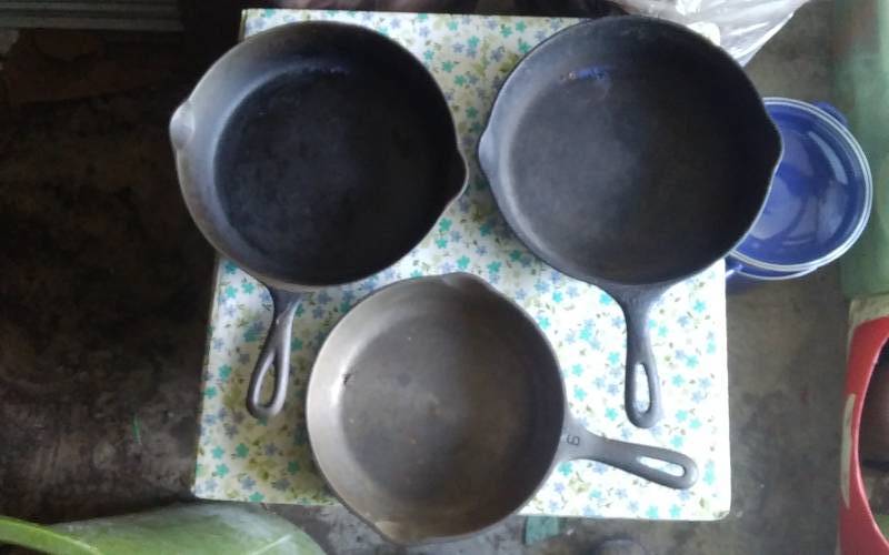 lot 80 image: 3-Cast Iron Pans (1-Wagnerware No. 6)