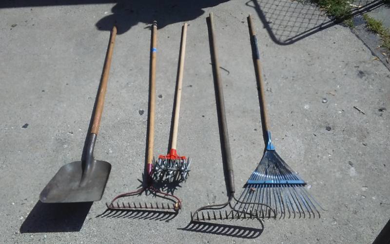 lot 84 image: 2-Hard Rakes,1-Leaf Rake, Shovel, Garden Weasel