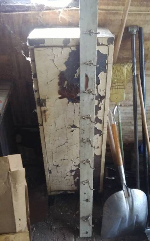 lot 88 image: Shabby Chic Wall Hook & Metal 1-Door Cabinet 55x18x12