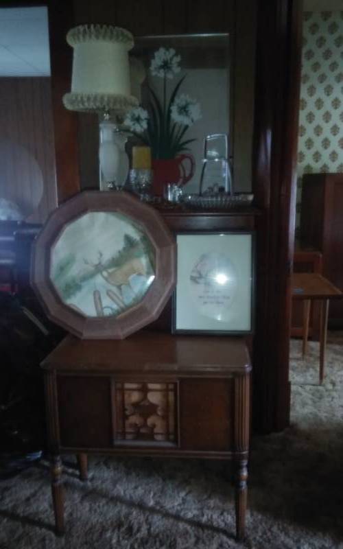 lot 100 image: Small Table, Wall Decor, 1-Lamp