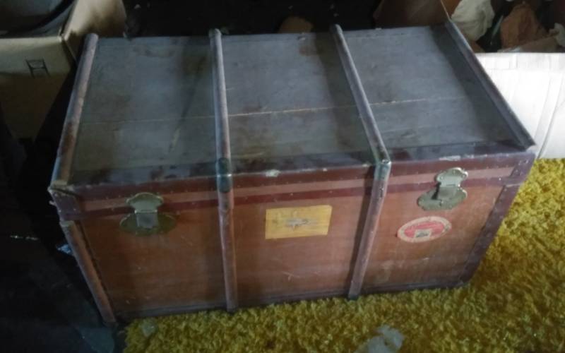 lot 104 image: Old Wood Trunk