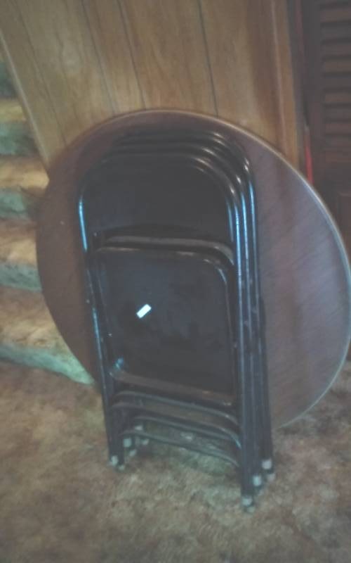 lot 122 image: Round Folding Table & 4-Folding Chairs